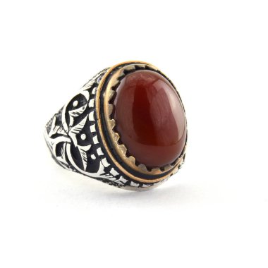 Taş, beyaz arka planda insanların gümüş yüzüklerini işledi.