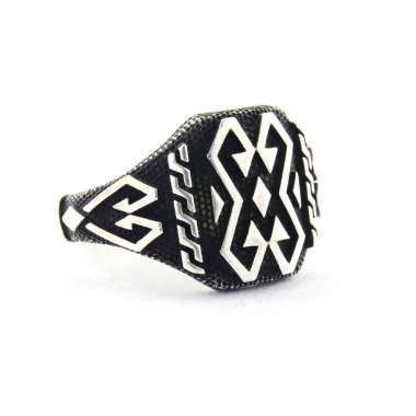 Taş, beyaz arka planda insanların gümüş yüzüklerini işledi.