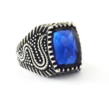 Taş, beyaz arka planda insanların gümüş yüzüklerini işledi.