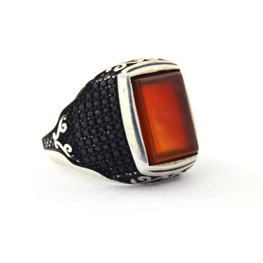 Taş, beyaz arka planda insanların gümüş yüzüklerini işledi.