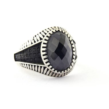 Taş, beyaz arka planda insanların gümüş yüzüklerini işledi.