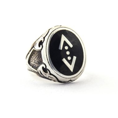 Taş, beyaz arka planda insanların gümüş yüzüklerini işledi.