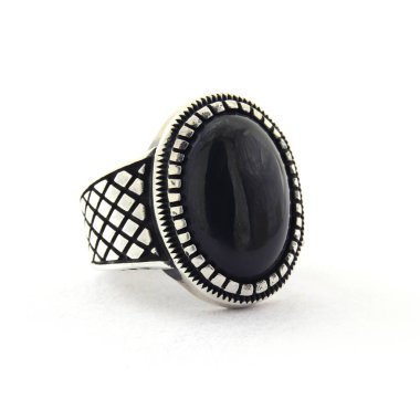 Taş, beyaz arka planda insanların gümüş yüzüklerini işledi.