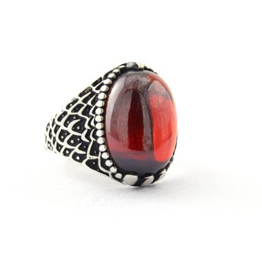 Taş, beyaz arka planda insanların gümüş yüzüklerini işledi.