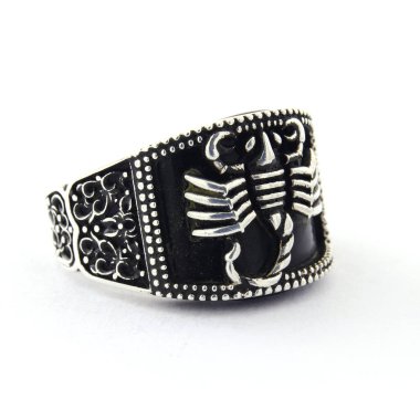 Taş, beyaz arka planda insanların gümüş yüzüklerini işledi.