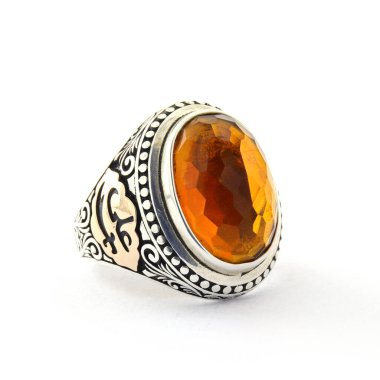 Taş, beyaz arka planda insanların gümüş yüzüklerini işledi.