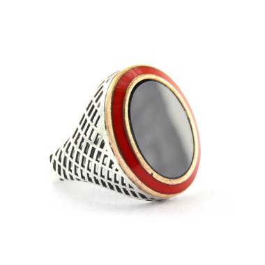 Taş, beyaz arka planda insanların gümüş yüzüklerini işledi.