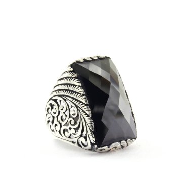 Taş, beyaz arka planda insanların gümüş yüzüklerini işledi.