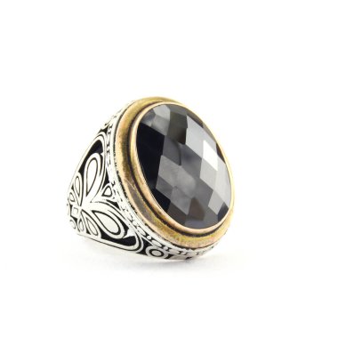 Taş, beyaz arka planda insanların gümüş yüzüklerini işledi.