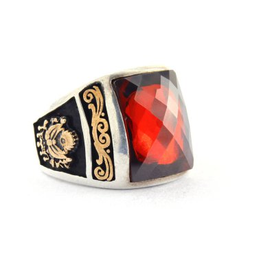 Taş, beyaz arka planda insanların gümüş yüzüklerini işledi.