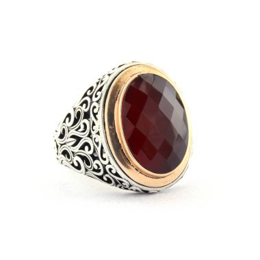 Taş, beyaz arka planda insanların gümüş yüzüklerini işledi.