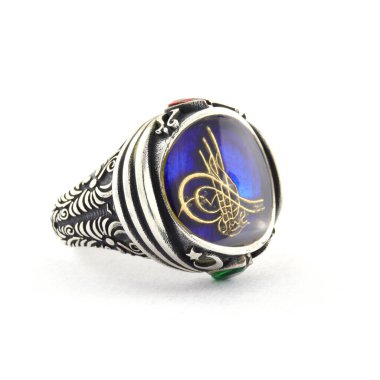 Taş, beyaz arka planda insanların gümüş yüzüklerini işledi.