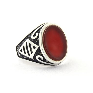 Taş, beyaz arka planda insanların gümüş yüzüklerini işledi.