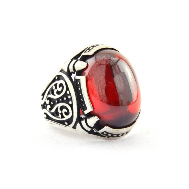 Taş, beyaz arka planda insanların gümüş yüzüklerini işledi.