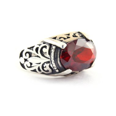 Taş, beyaz arka planda insanların gümüş yüzüklerini işledi.