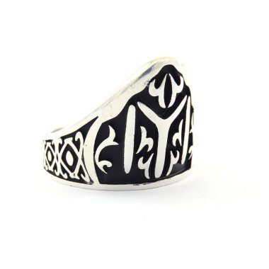 Taş, beyaz arka planda insanların gümüş yüzüklerini işledi.