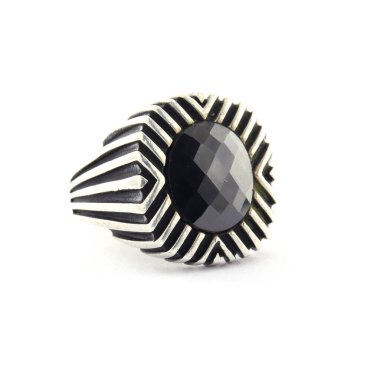 Taş, beyaz arka planda insanların gümüş yüzüklerini işledi.