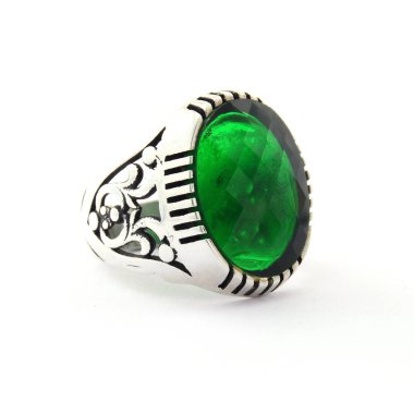 Taş, beyaz arka planda insanların gümüş yüzüklerini işledi.