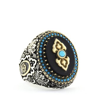 Taş, beyaz arka planda insanların gümüş yüzüklerini işledi.