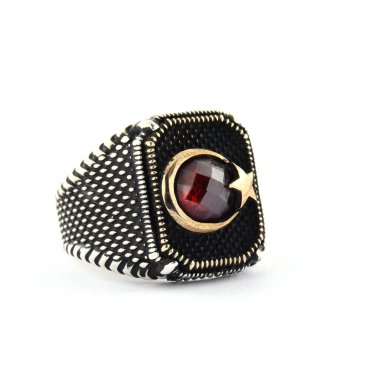 Taş, beyaz arka planda insanların gümüş yüzüklerini işledi.