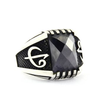 Taş, beyaz arka planda insanların gümüş yüzüklerini işledi.