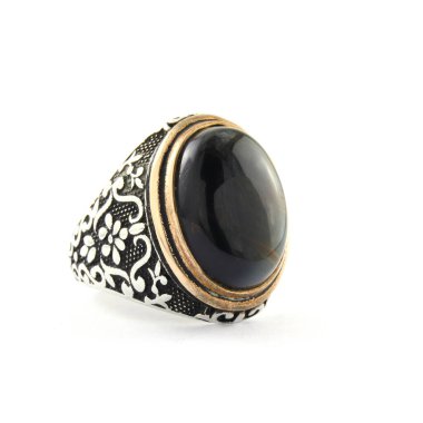 Taş, beyaz arka planda insanların gümüş yüzüklerini işledi.