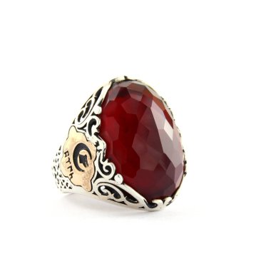 Taş, beyaz arka planda insanların gümüş yüzüklerini işledi.