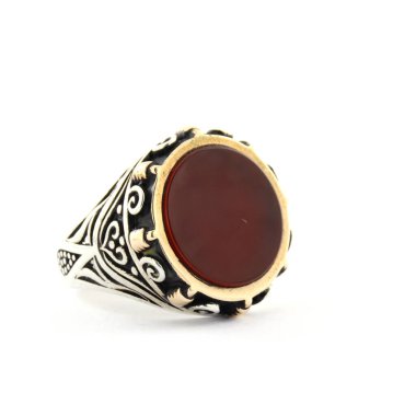 Taş, beyaz arka planda insanların gümüş yüzüklerini işledi.