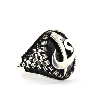 Taş, beyaz arka planda insanların gümüş yüzüklerini işledi.