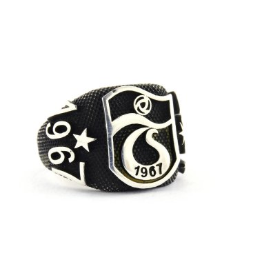 Taş, beyaz arka planda insanların gümüş yüzüklerini işledi.