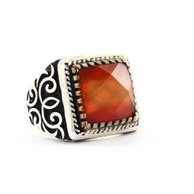 Taş, beyaz arka planda insanların gümüş yüzüklerini işledi.