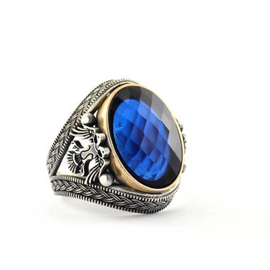 Taş, beyaz arka planda insanların gümüş yüzüklerini işledi.