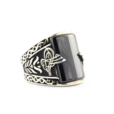 Taş, beyaz arka planda insanların gümüş yüzüklerini işledi.