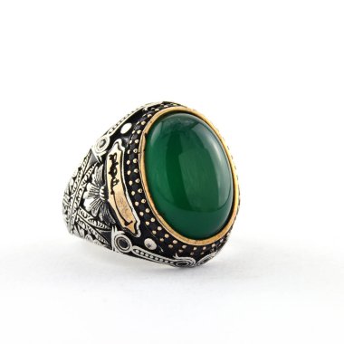 Taş, beyaz arka planda insanların gümüş yüzüklerini işledi.