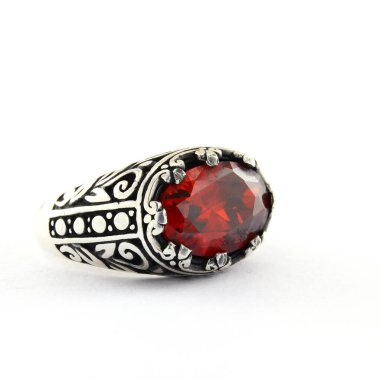 Taş, beyaz arka planda insanların gümüş yüzüklerini işledi.