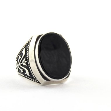 Taş, beyaz arka planda insanların gümüş yüzüklerini işledi.