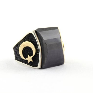 Taş, beyaz arka planda insanların gümüş yüzüklerini işledi.