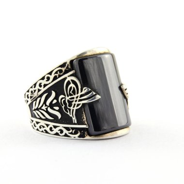 Taş, beyaz arka planda insanların gümüş yüzüklerini işledi.