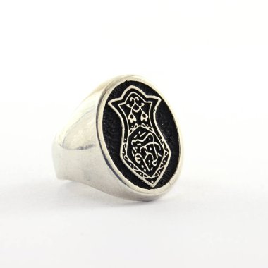 Taş, beyaz arka planda insanların gümüş yüzüklerini işledi.