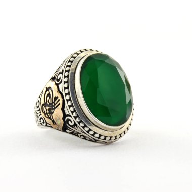 Taş, beyaz arka planda insanların gümüş yüzüklerini işledi.