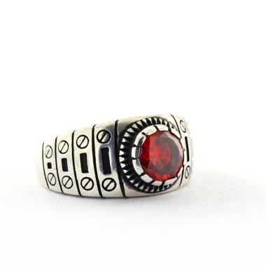 Taş, beyaz arka planda insanların gümüş yüzüklerini işledi.