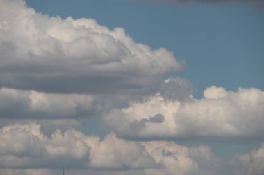 Sıcak bir günde bulutlu bir gökyüzü