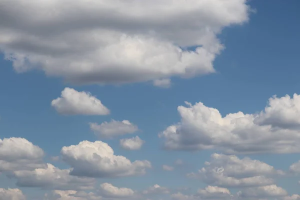 Sıcak bir günde bulutlu bir gökyüzü