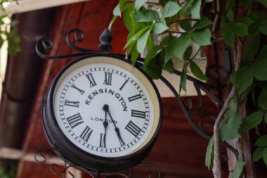 Ahşap bir arka planda eski bir antika saat