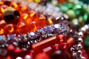 Farklı renk ve şekillerde boncuklar.