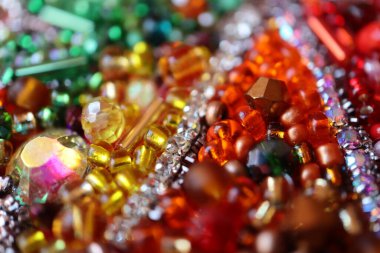 Parlak bir arka planda renkli noel süslemeleri.