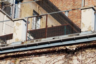 Şehirdeki eski bina.