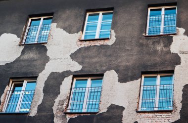 Bir binanın pencereleri.