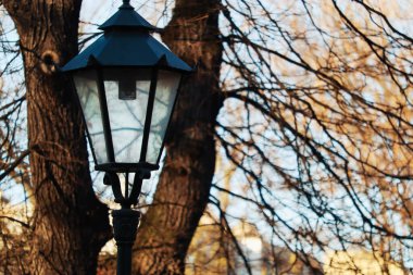 Şehirdeki sokak lambası