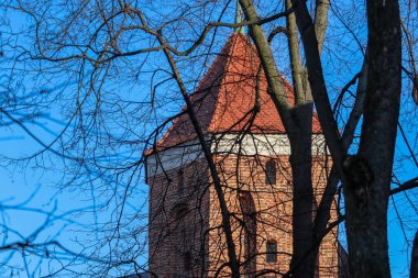 Mavi gökyüzü arkaplanlı kırmızı bina